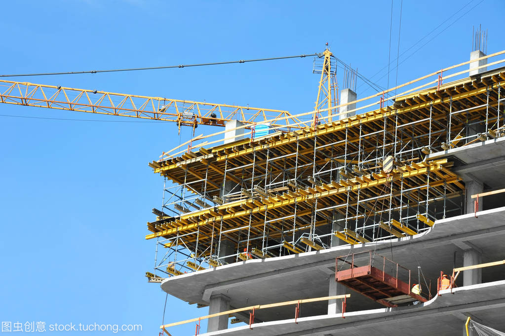 起重机与高层建筑的协奏曲 现代房屋建筑工程现场的核心技术